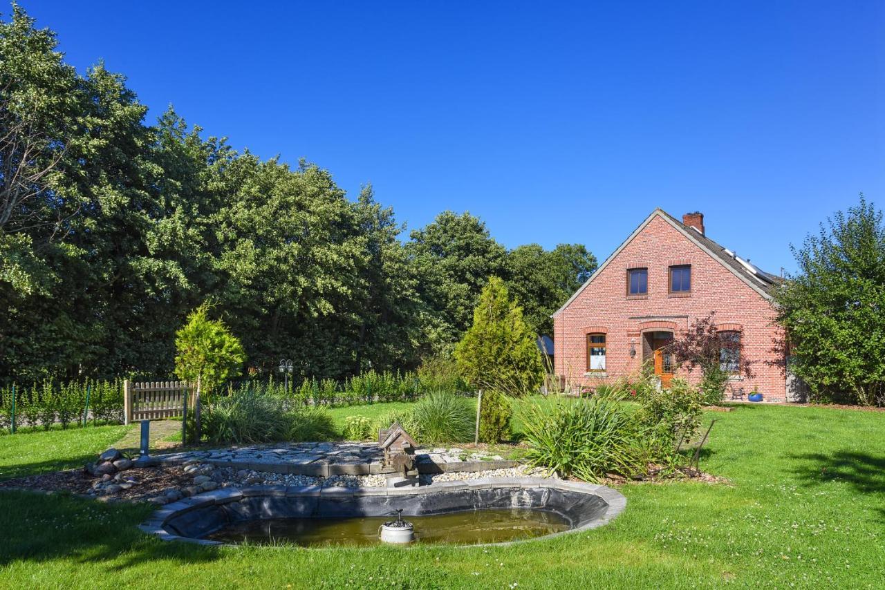 Ferienwohnungen Auf Dem Ferienhof Klein Husums Werdum Bagian luar foto